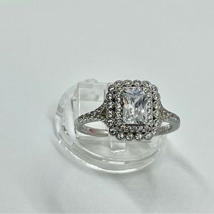 Gorgeous 925 Silver Chic Emerald Cut Halo Clear CZ Engagement Ring. R17